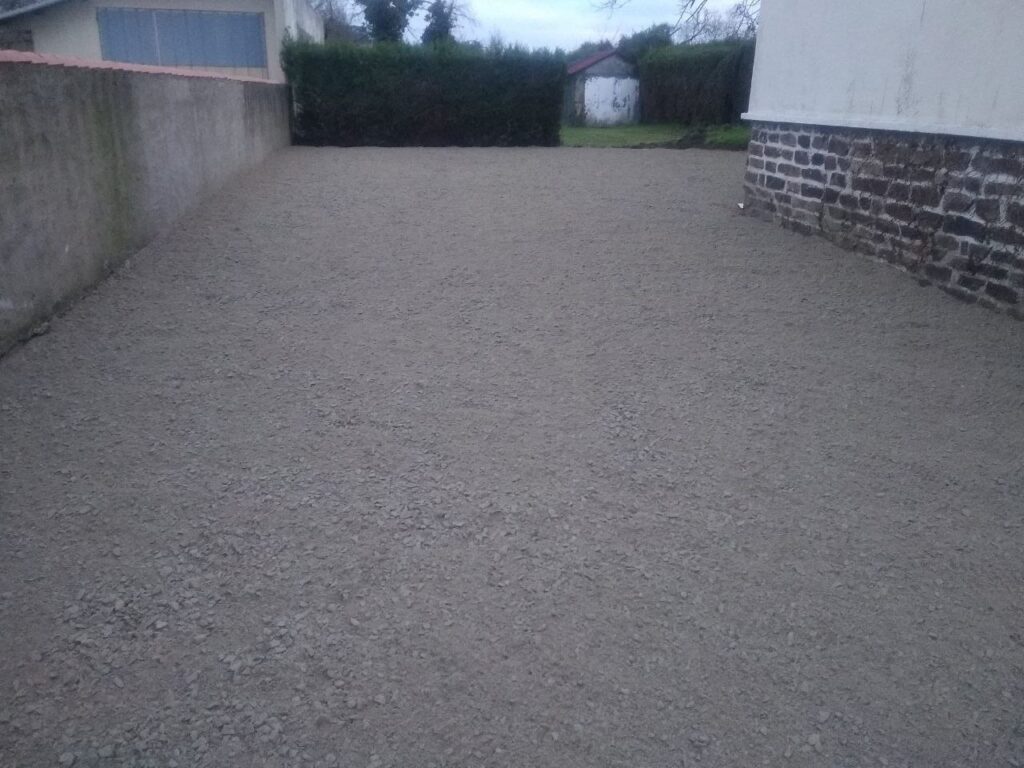 Empierrement d'une cour à Beaupréau