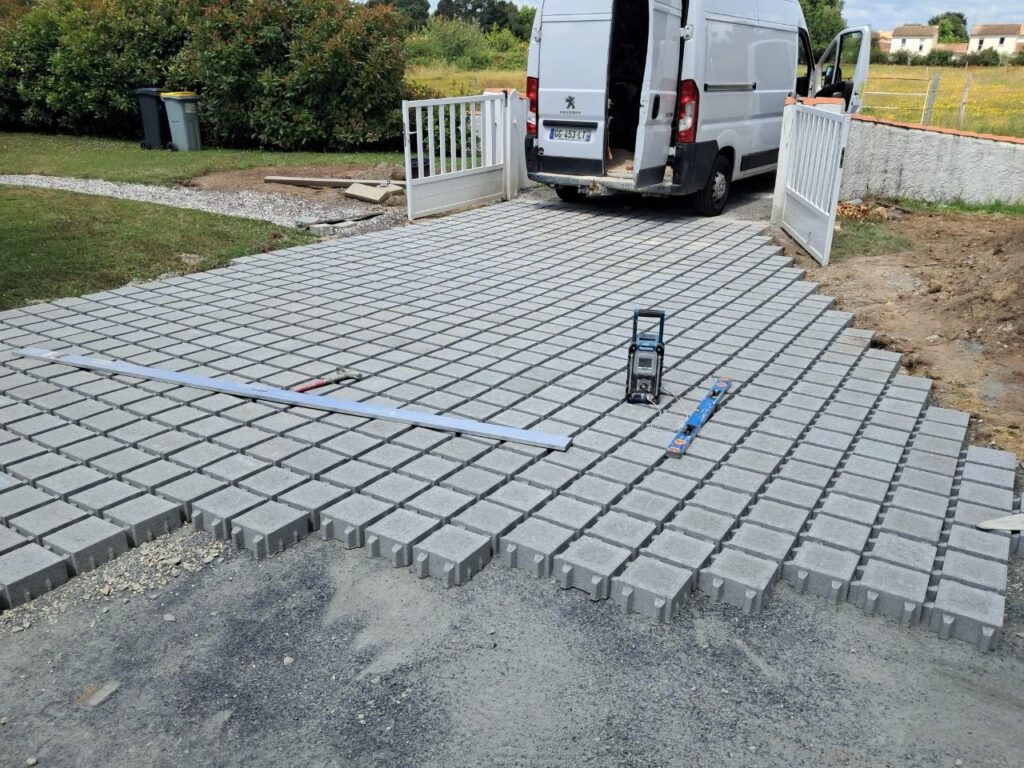 Pose de pavés drainants à Basse-Goulaine