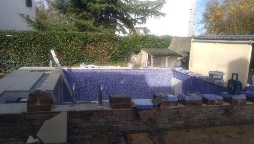 Pose de mosaïque pour piscine à Vallet