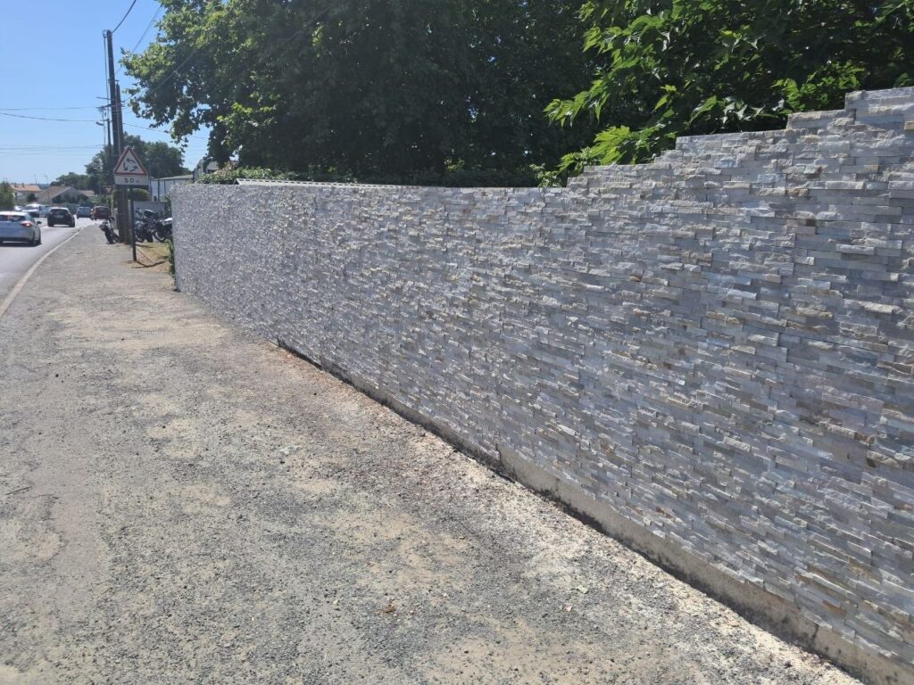 Pose de parement mural en pierre à Vallet
