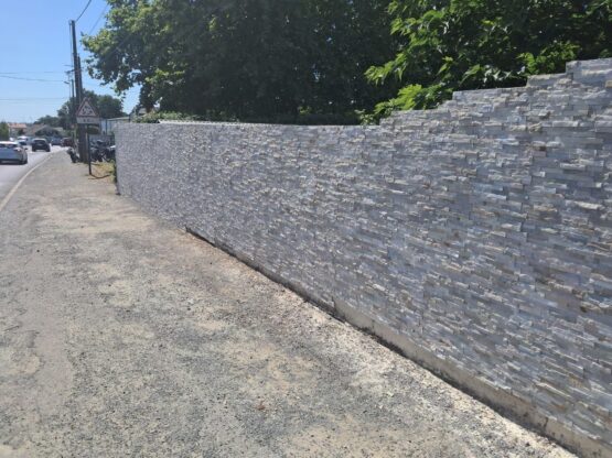 Pose de parement mural en pierre à Vallet