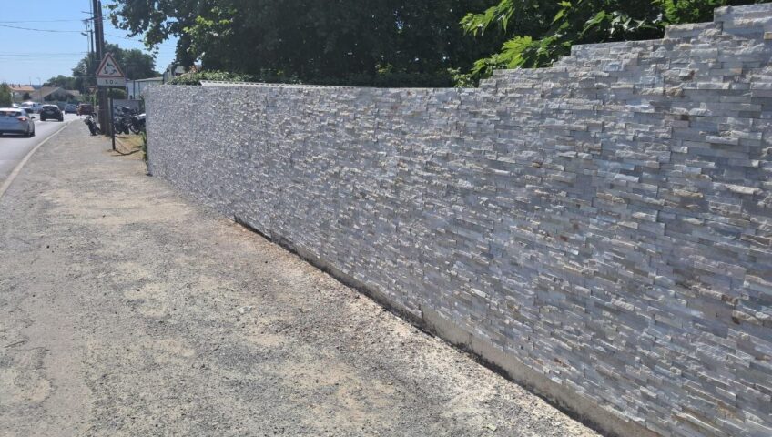 Pose de parement mural en pierre à Vallet